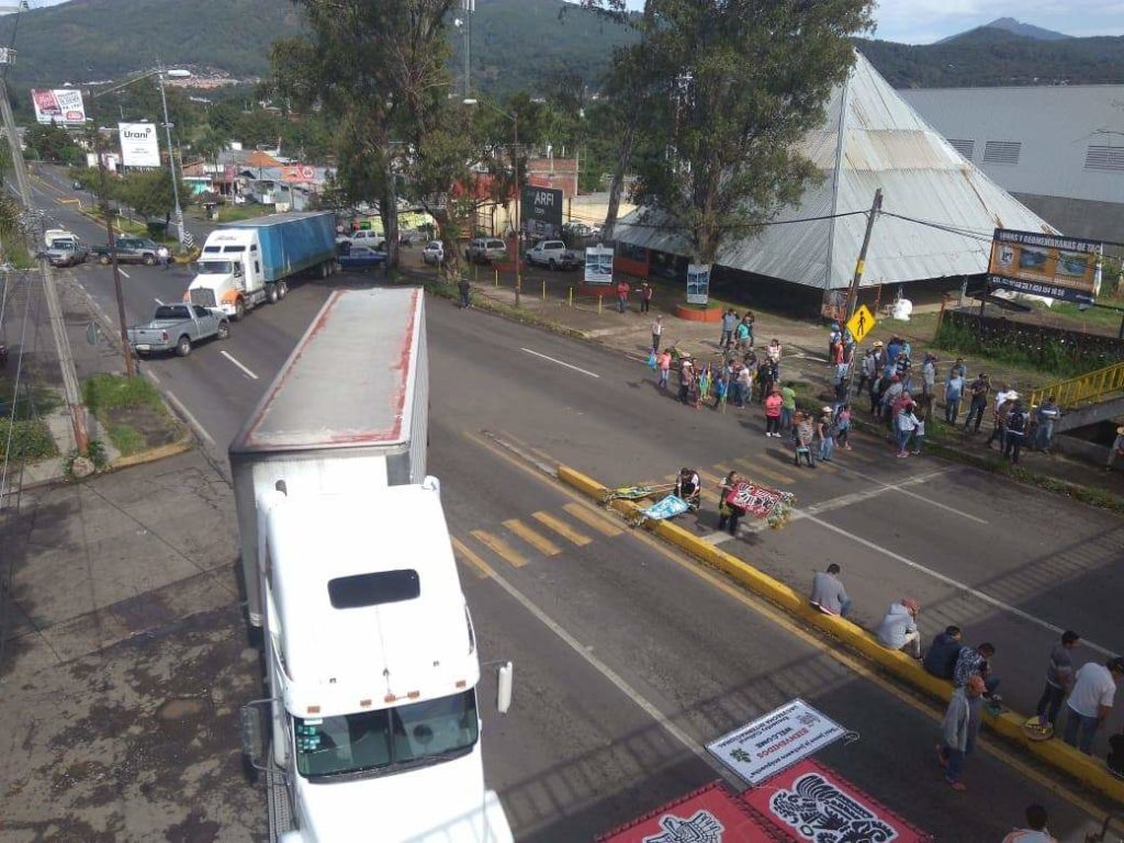 Consejo Indígena bloquea carreteras en Michoacán