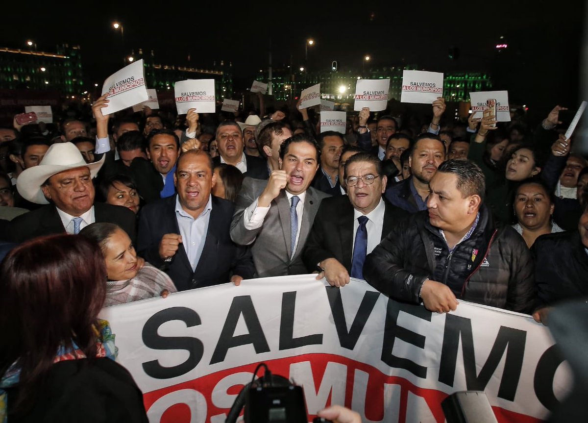 Protestan alcaldes en fuera de Palacio Nacional