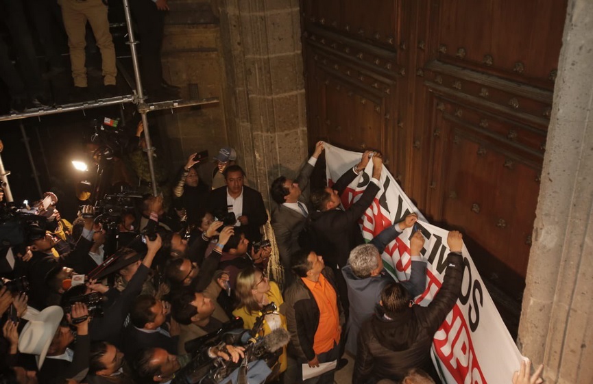 Con gas lacrimógeno dispersaron a alcaldes en Palacio Nacional