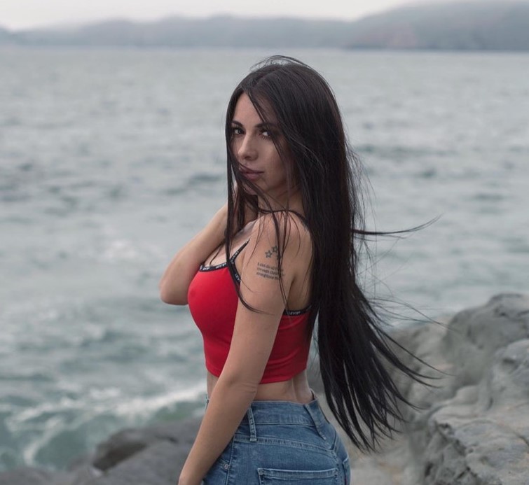 Publica Jimena Sánchez topless en redes sociales