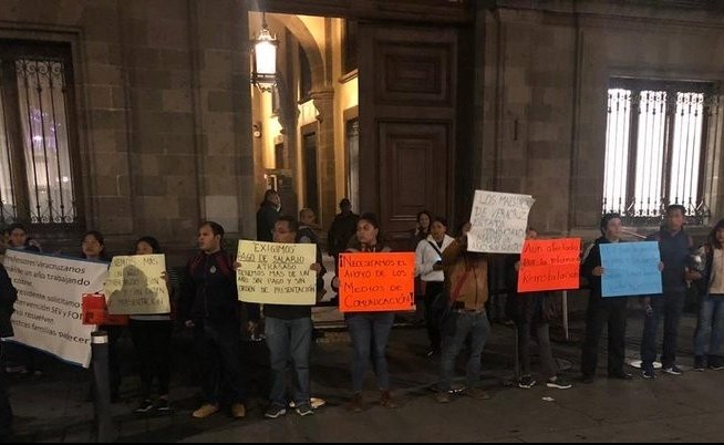 Piden estudiantes y maestros fuera de Palacio Nacional audiencia con AMLO