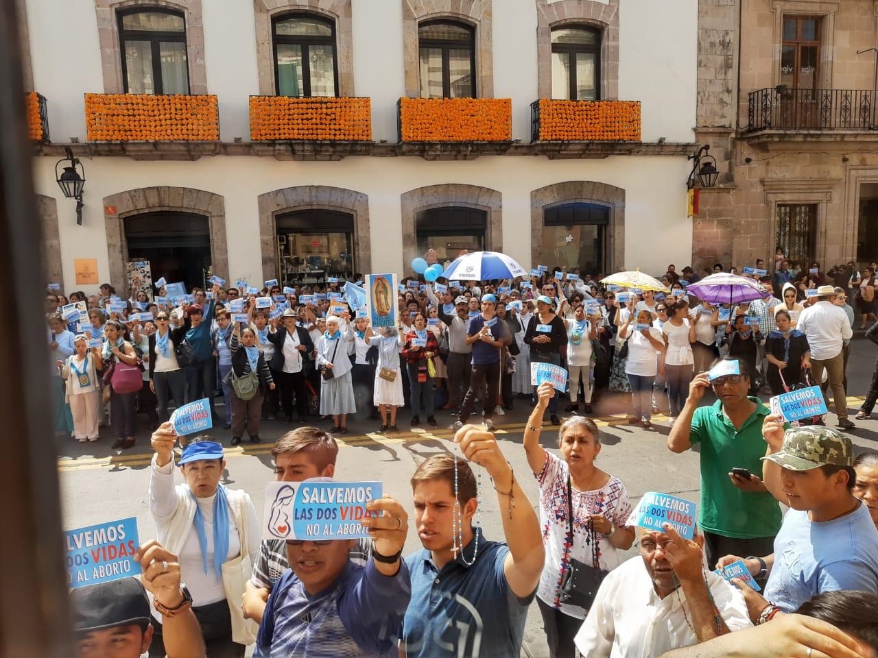 Con rosarios e imagen de “La Guadalupana” se manifiestan frente al Congreso