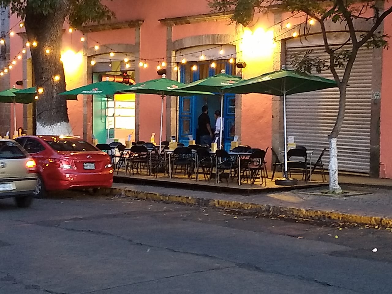 Al estilo de Alfonso Martínez, bares colocan tarimas en la Madero