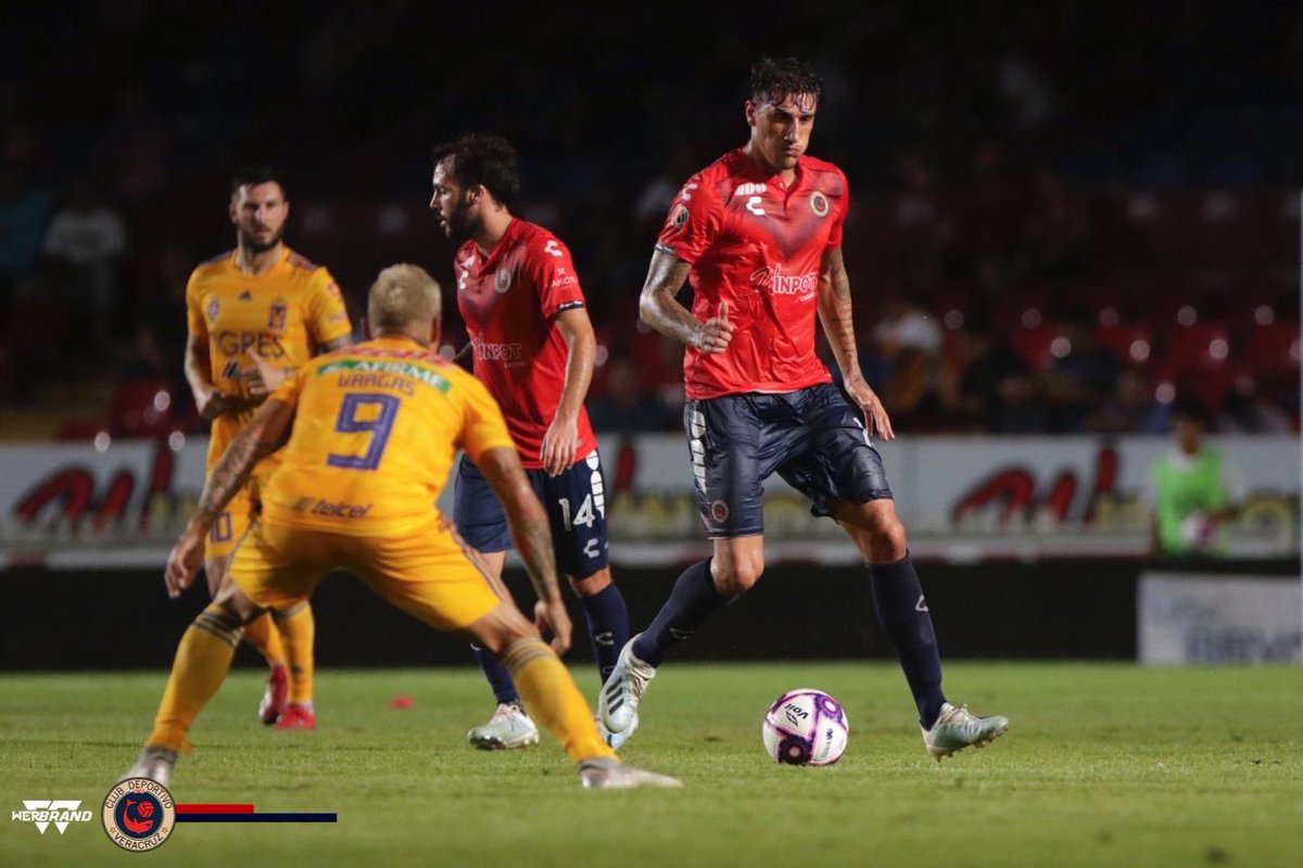 Tiburones Rojos de Veracruz realizaron protesta en pleno partido ante Tigres