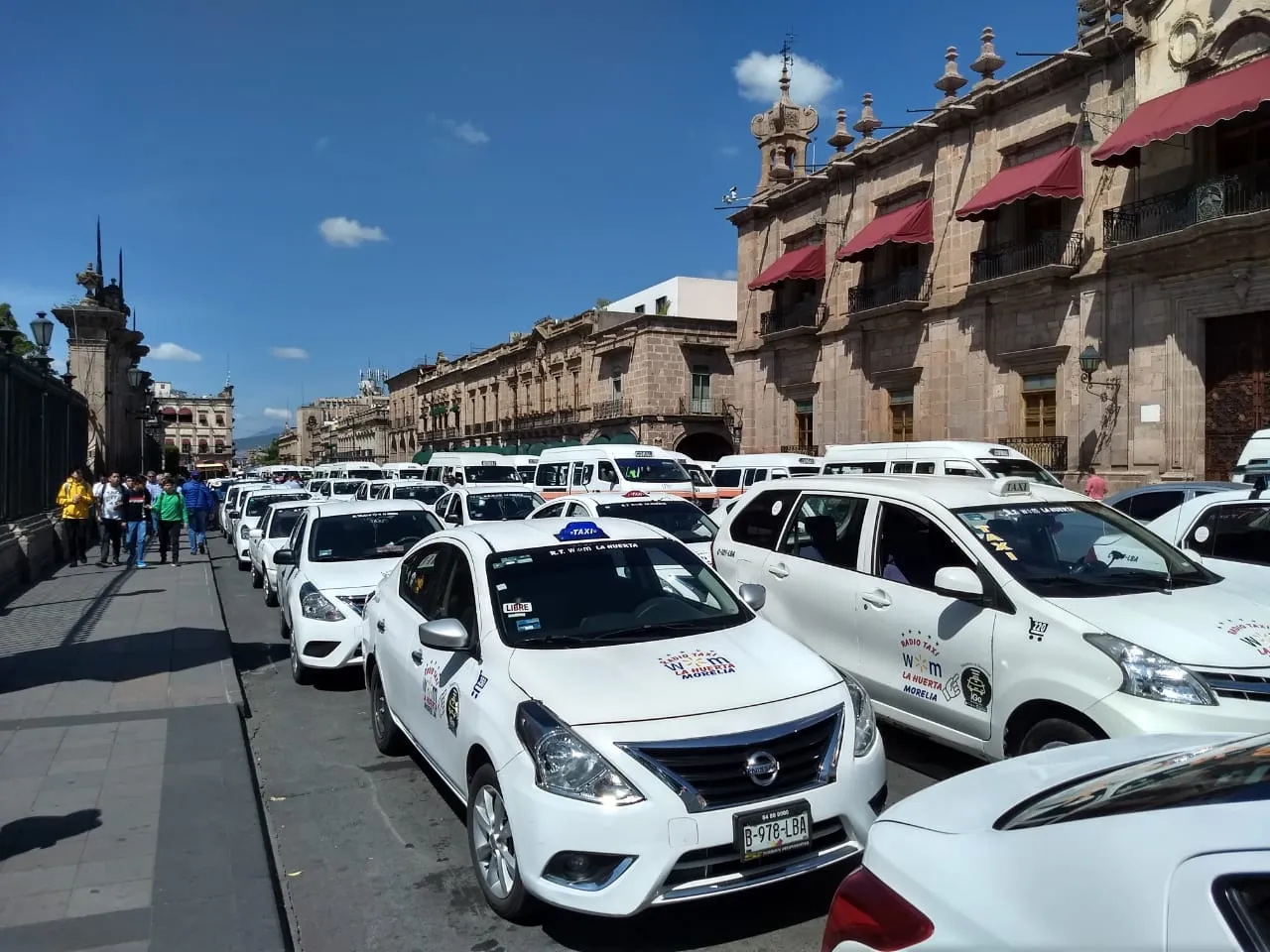 Morelianos lanzan campaña “Un día sin taxis”