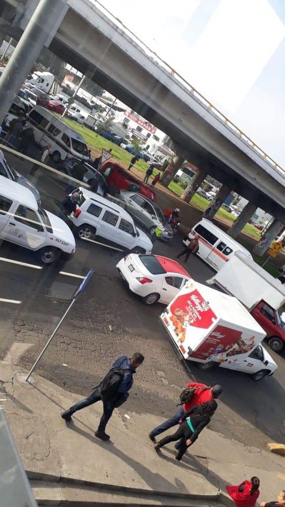 Transportistas agredieron a conductor que no era Uber y le robaron