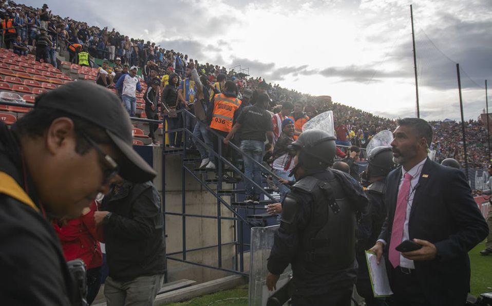 #Video ¡Violencia en gradas!, suspenden partido en San Luis