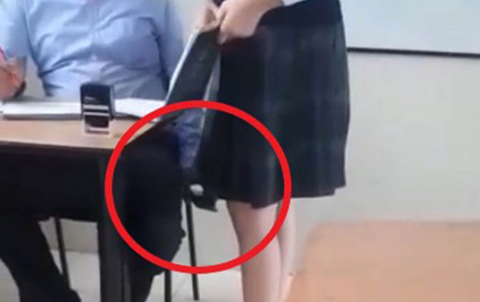Cachan a profesor grabando debajo de falda de alumna
