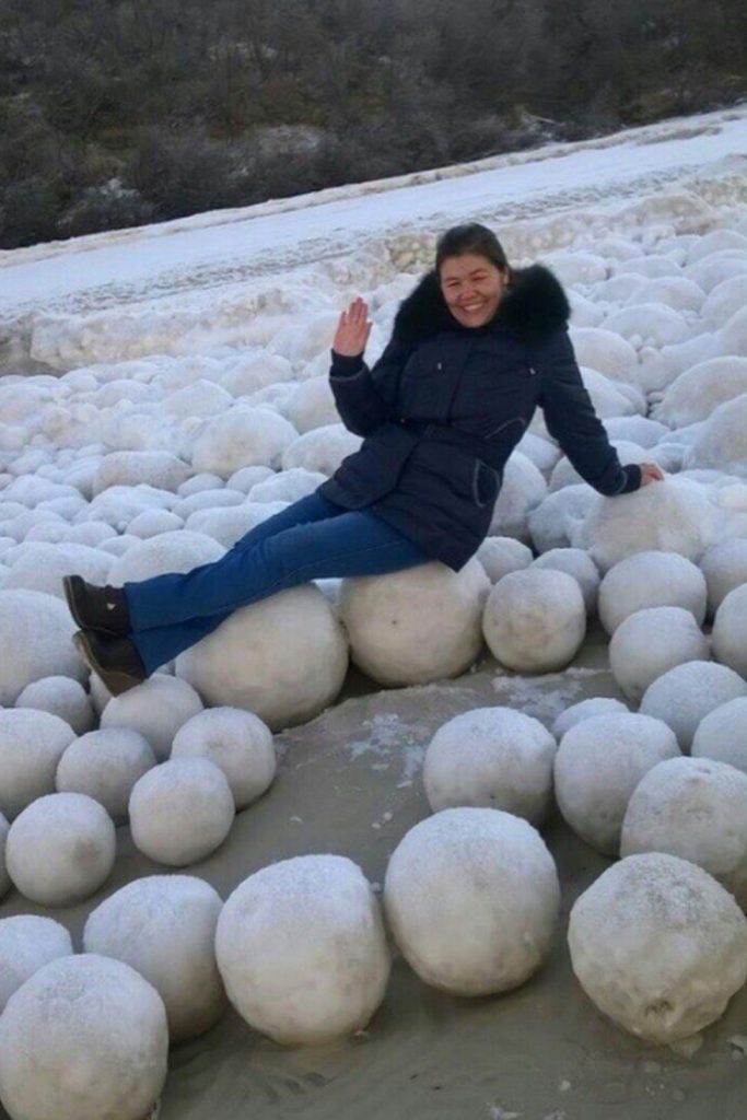 Misteriosas bolas de hielo vistas en Finlandia