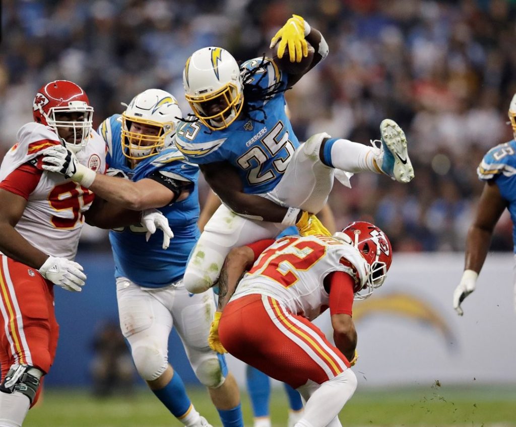 Chiefs se imponen a Chargers en el Azteca