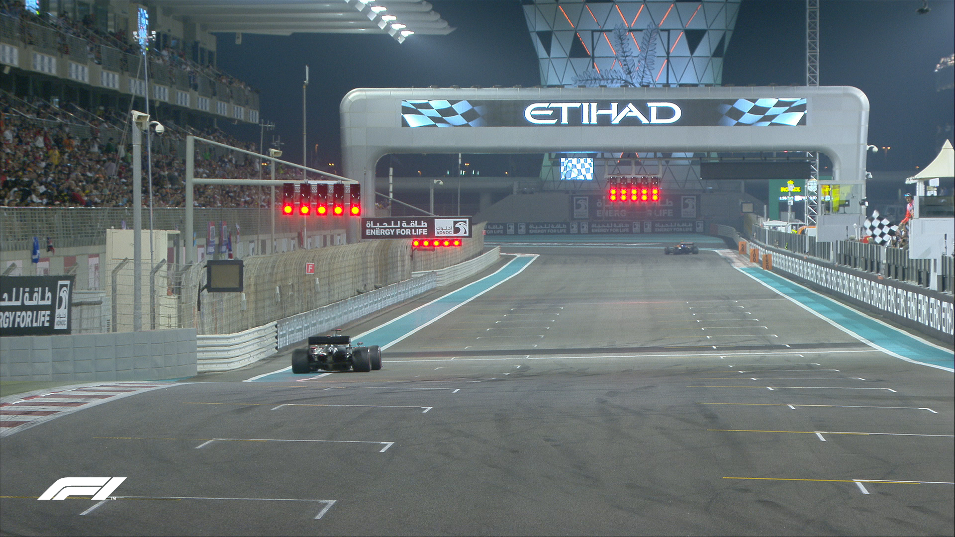 Pole para Hamilton en Abu Dabi; Checo décimo