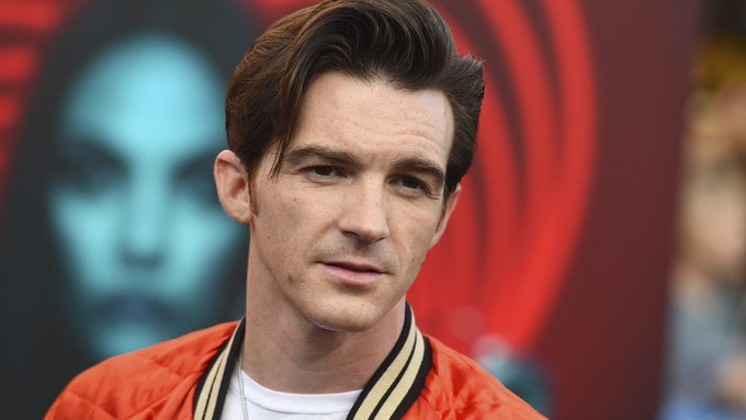 Drake Bell se olvida del inglés en redes