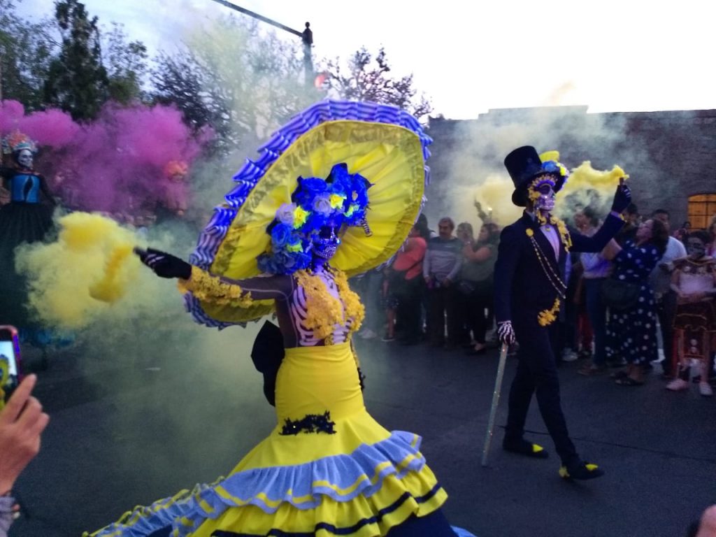 Catrinas inundan la Madero para recordar Noche de Muertos