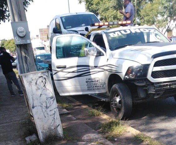 Se registra choque vehicular en salida a Quiroga