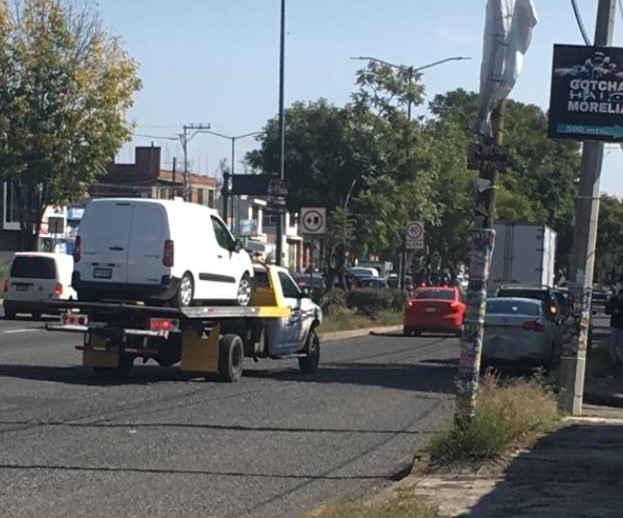 Se registra choque vehicular en salida a Quiroga