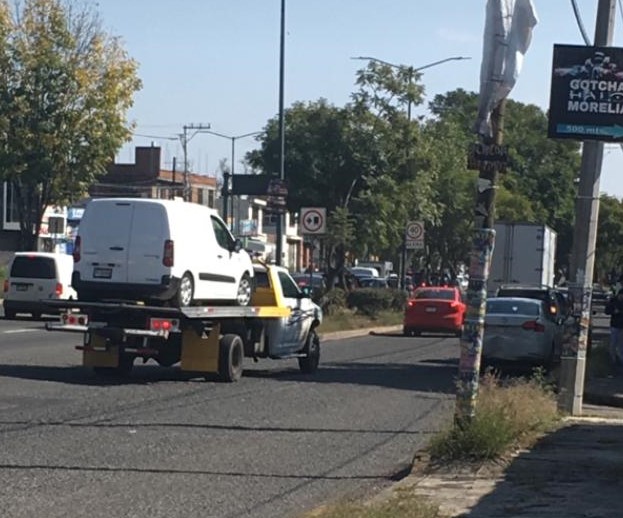 Se registra choque vehicular en salida a Quiroga