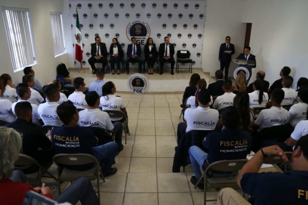 Realiza FGE Curso de Arme y Desarme