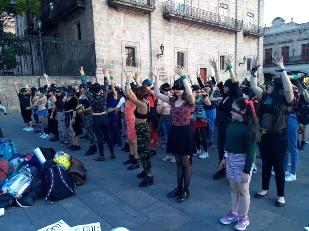 Feministas cantan al gobierno "El violador eres tú"