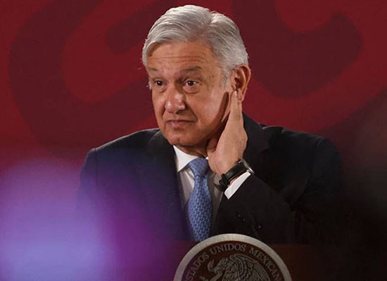 AMLO acepta caída en su aprobación; culpa a conservadores