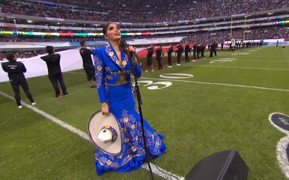 Ana Bárbara se equivoca al cantar himno nacional