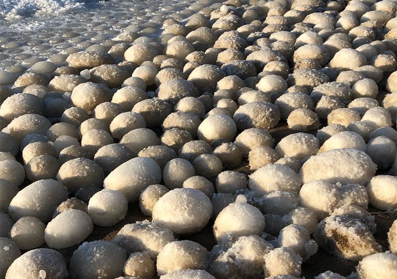 Misteriosas bolas de hielo vistas en Finlandia