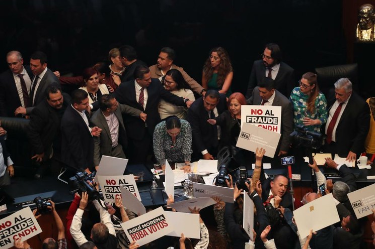 Jaloneos en toma de protesta de CNDH