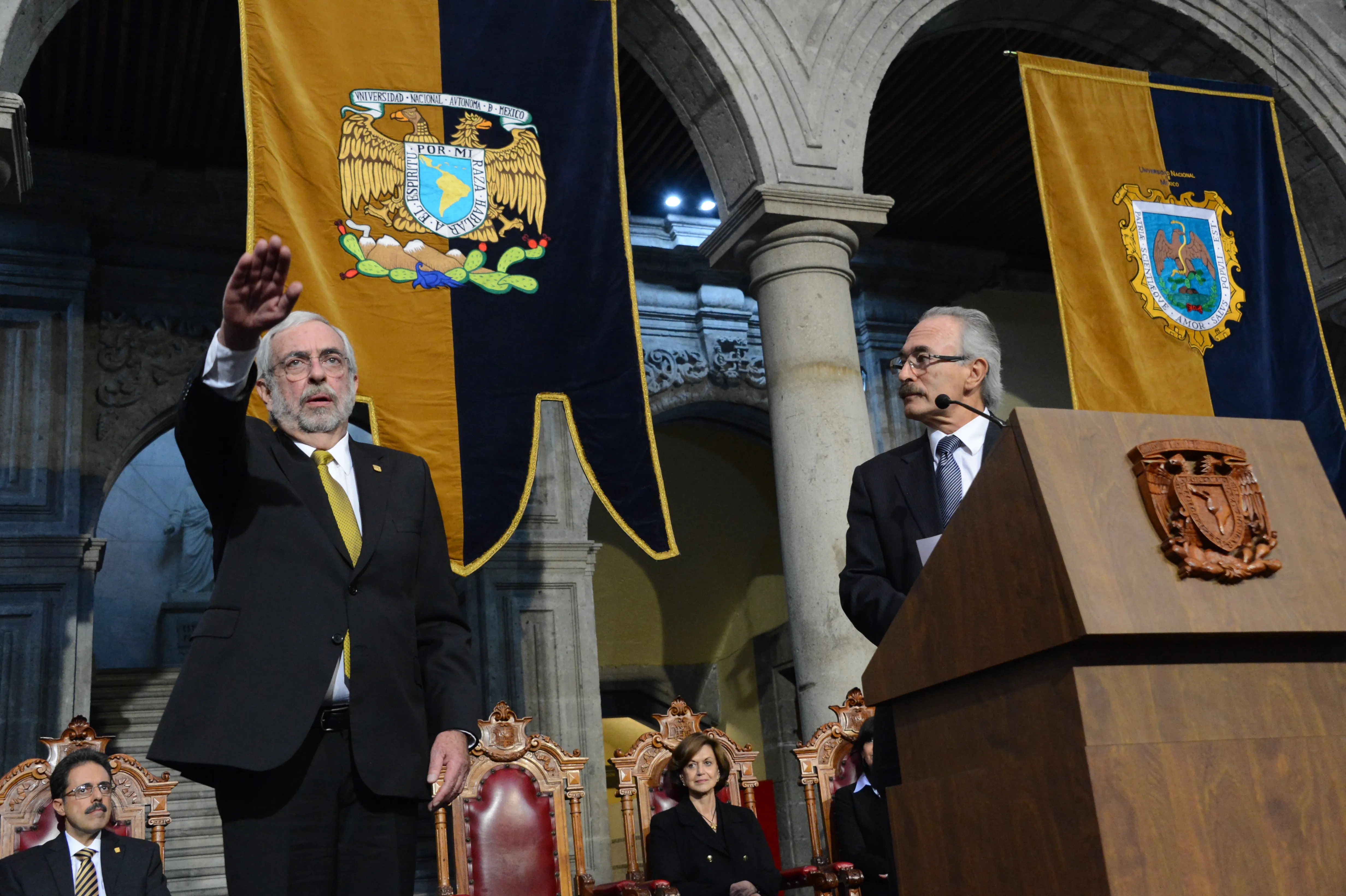 Rinde protesta nuevo rector de la UNAM