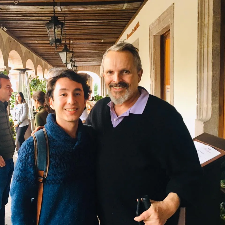 Captan a Miguel Bosé de paseo en Morelia