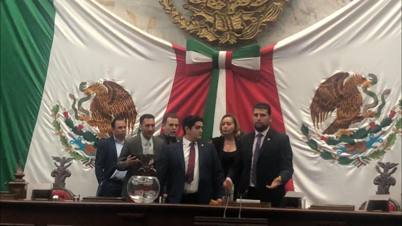 Urna “embarazada” en el Congreso de Michoacán