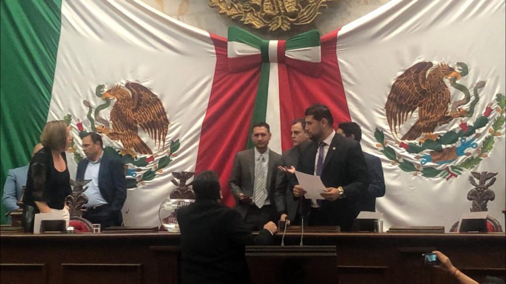 Urna “embarazada” en el Congreso de Michoacán