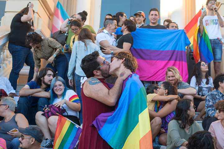 Con besatón comunidad LGBT se manifiesta contra la discriminación