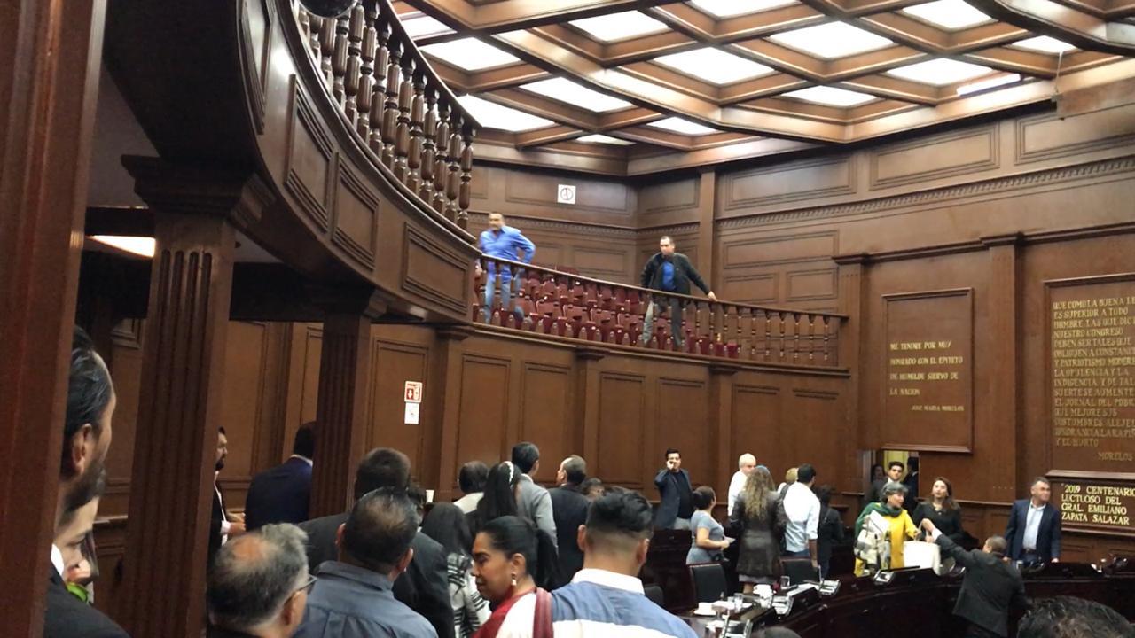 Evacuan a diputados del pleno legislativo