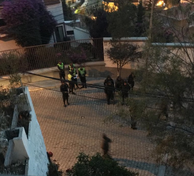 Se suman civiles al cerco en embajada de México en Bolivia