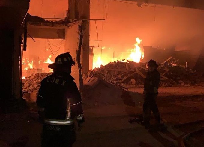 Reportan dos muertos por incendio en la Merced
