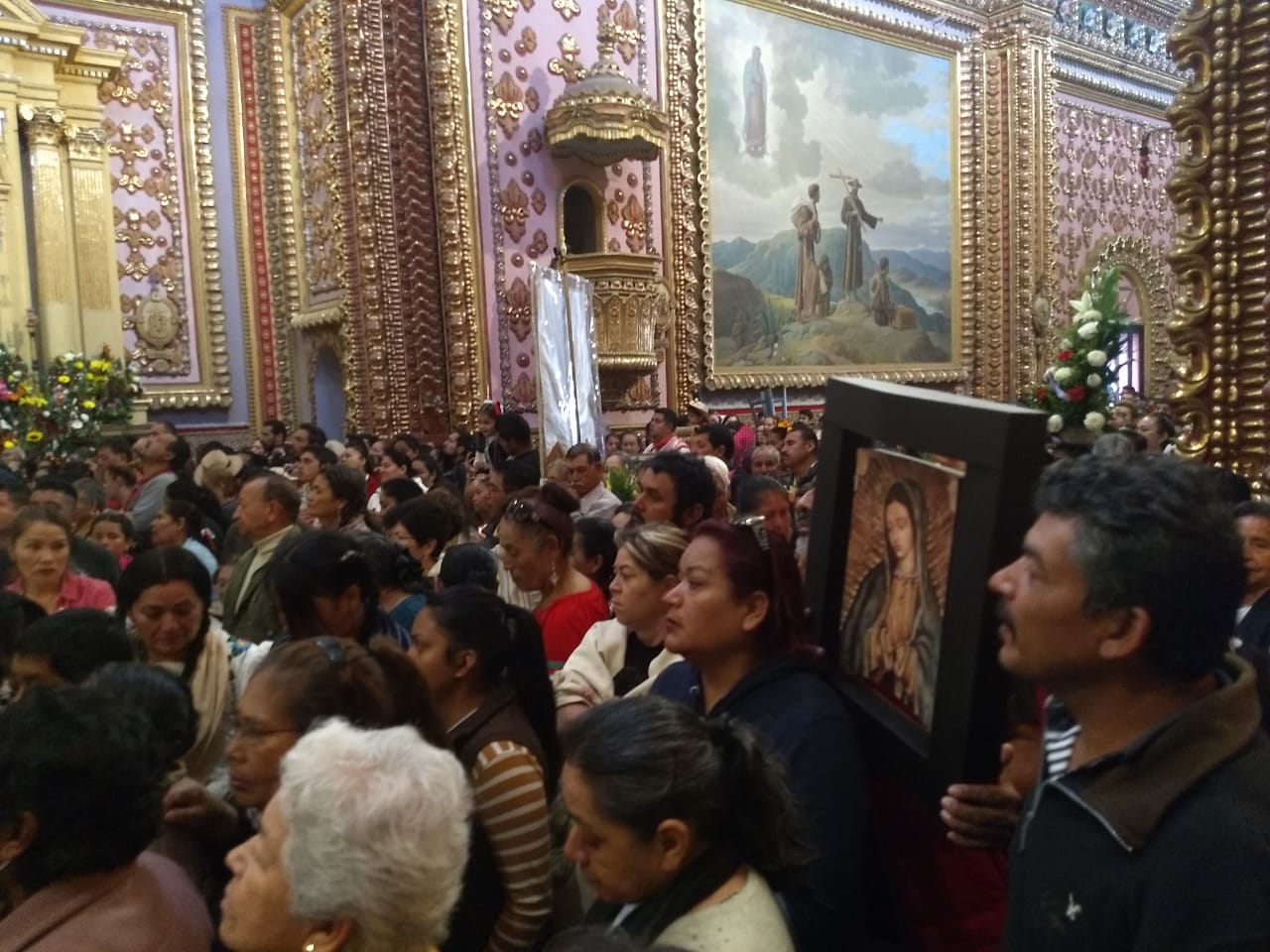 Morelianos desfilan por calzada Fray Antonio para ver a su morenita