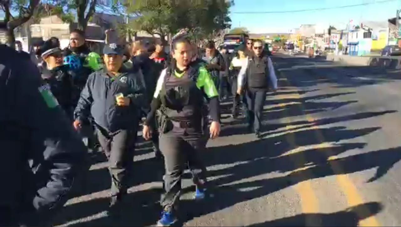 Policías municipales marchan tras descuentos en sus sueldos