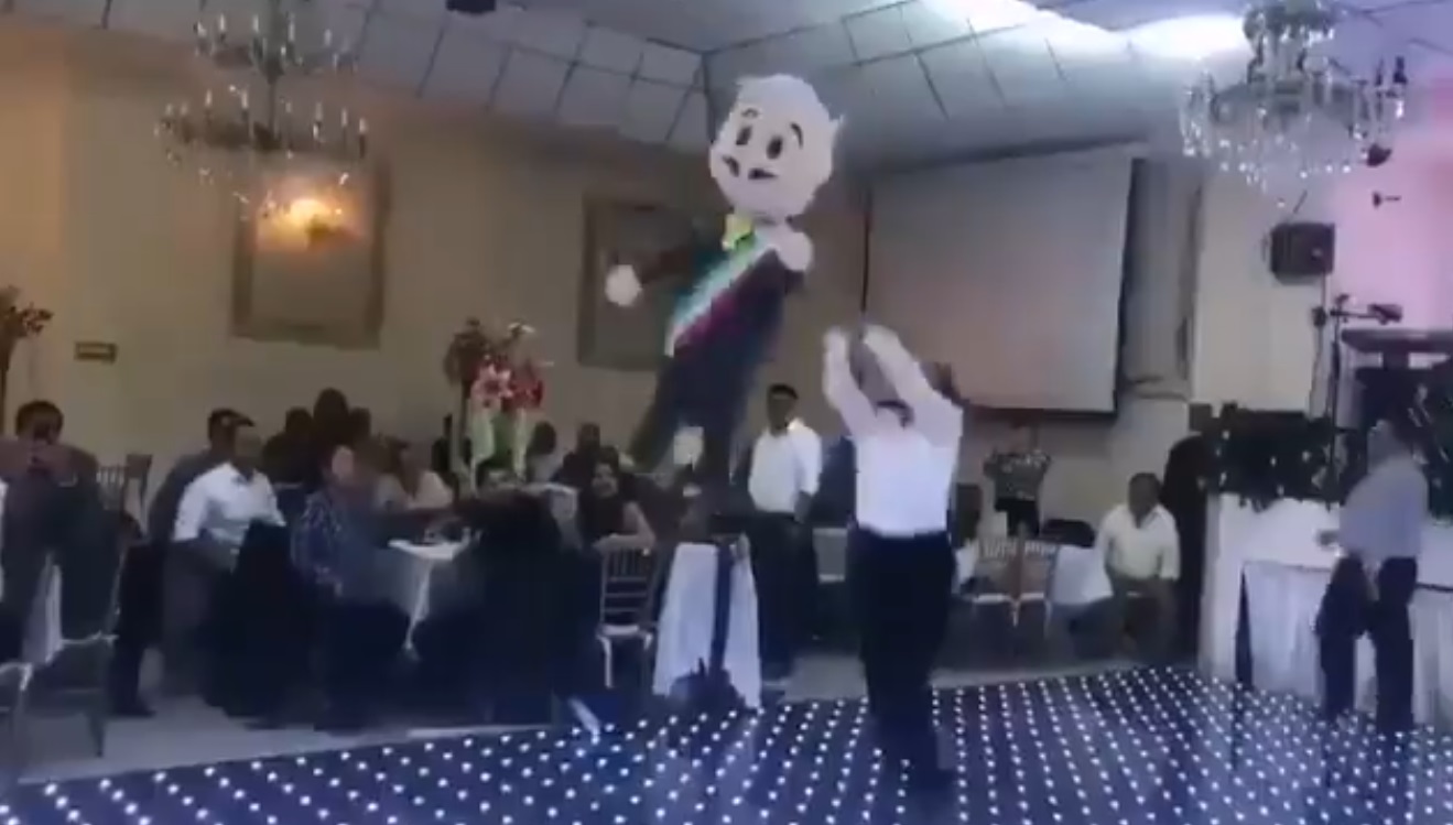 Perredistas le pegan a piñata de AMLO