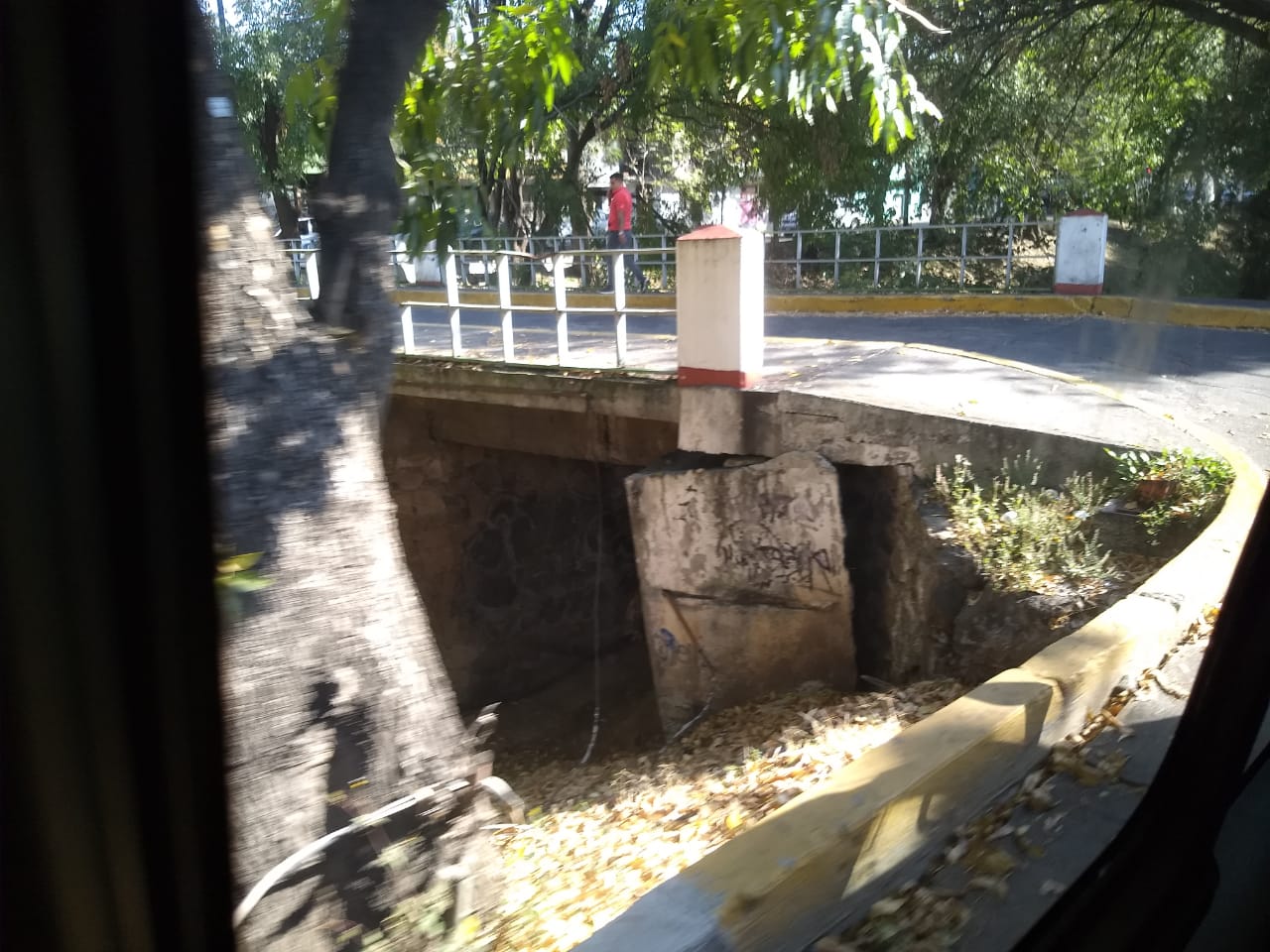 Vecinos de la Félix Ireta denuncian daño en uno de los puentes