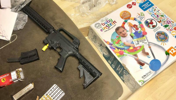 Quería andador para bebé y obtiene rifle Mossberg