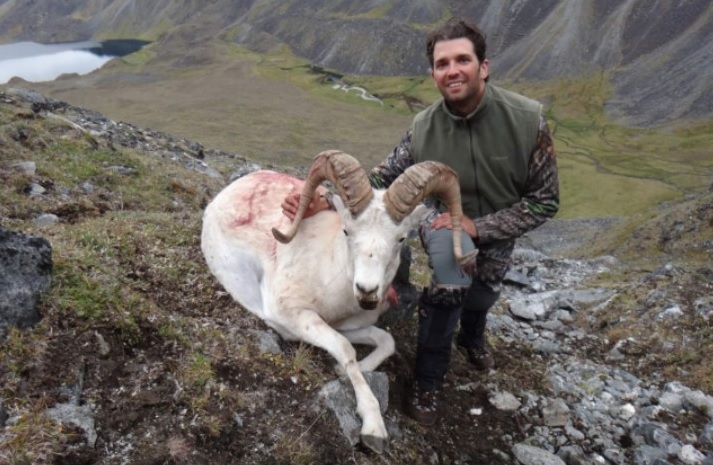 Hijo de Trump mata a oveja en peligro de extinción