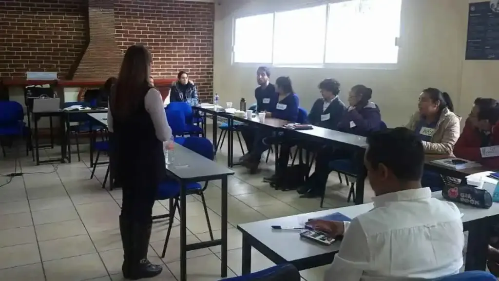 La FGE Michoacán impartió un taller de comunicación asertiva en una universidad de Maravatío para promover el respeto, prevenir conflictos y difundir los MASC