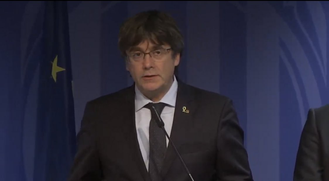 Suspenden orden de arresto contra Puigdemont