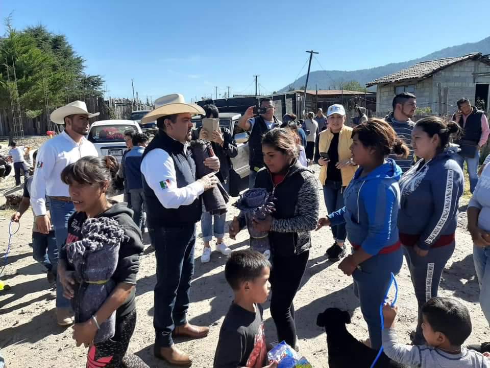 Tony Martínez entrega apoyos en el Distrito de Hidalgo
