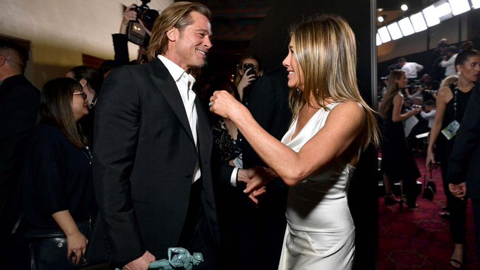 Brad Pitt muestra afecto por Jennifer Aniston