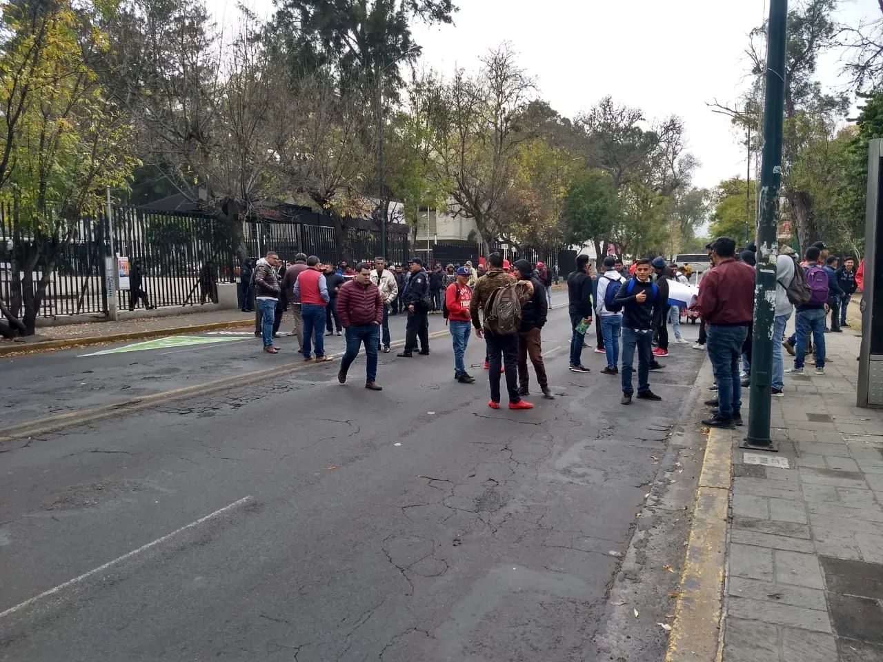 Normalista cierran Ventura Puente; exigen pago de becas