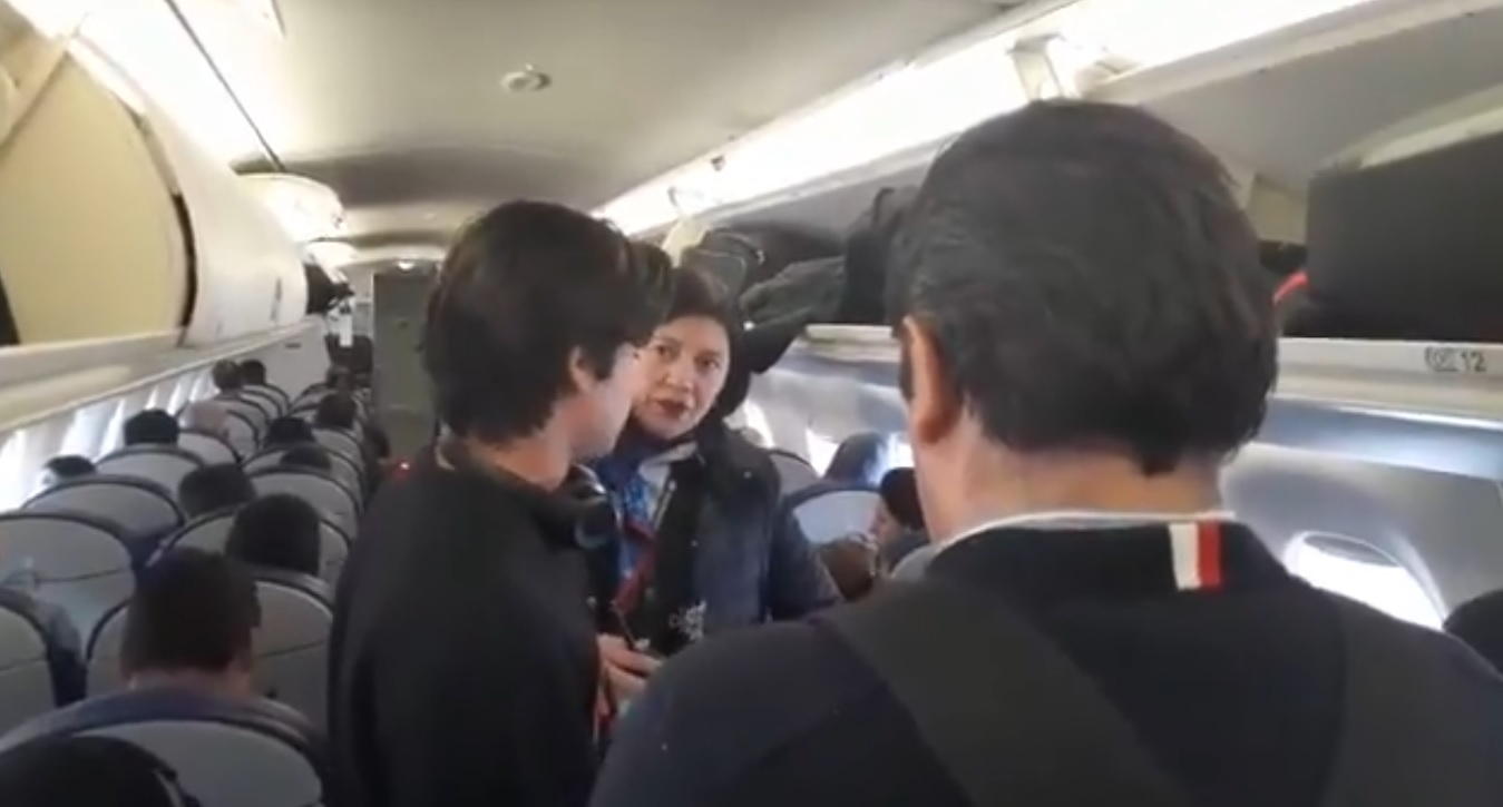 Familia abandona avión en el que viajaba AMLO