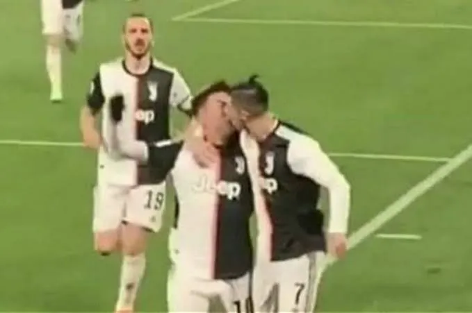 Por error, Cristiano Ronaldo da beso en los labios a Paulo Dybala