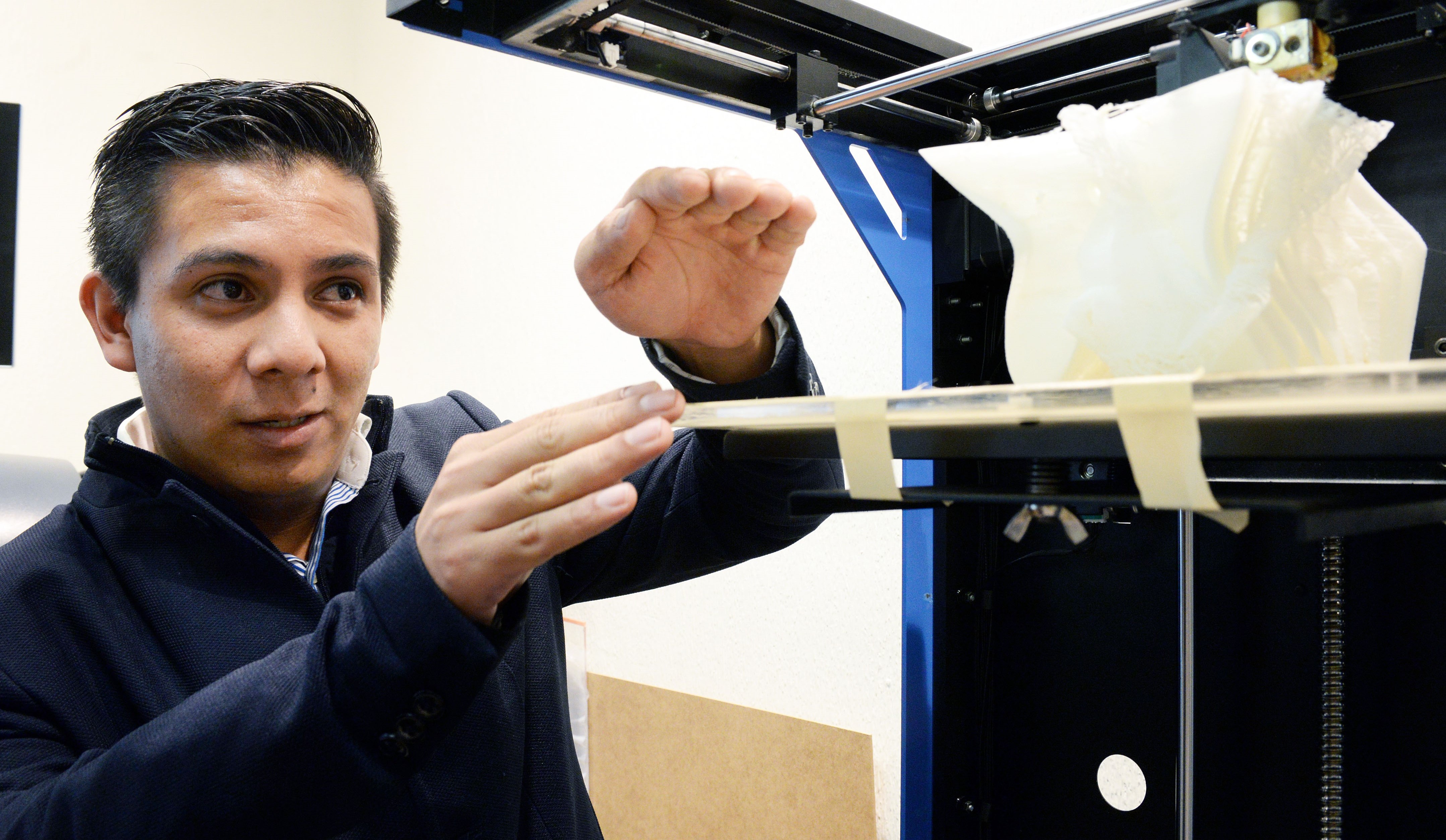 Mexicano diseña impresora 3D que replica huesos