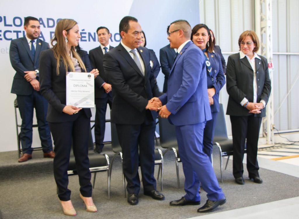 FGE de Michoacan entregando Diploma