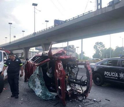 Vehículo cae del segundo piso del Periférico en CDMX